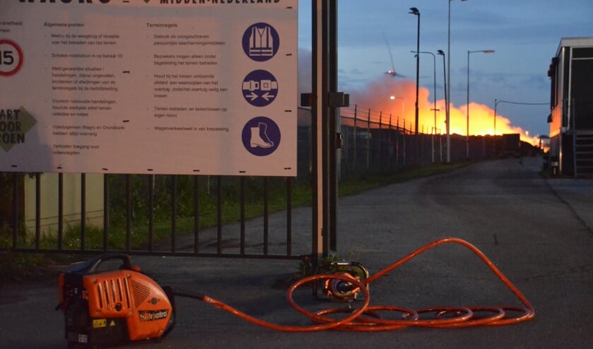 Bij Wagro was zaterdagochtend een grote brand. (foto: Rob de Jong/112hm.nl)