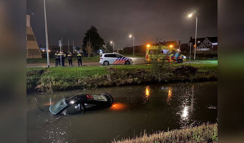 <p>De inzittenden haalden een nat pak, maar raakten niet gewond.</p>