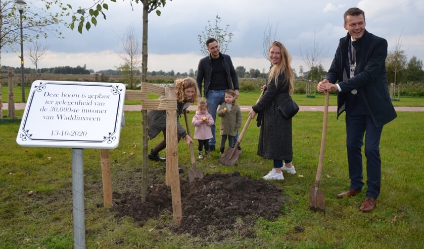 <p>Burgemeester Nieuwenhuis en de familie Kraaijeveld worden bij het planten geholpen door kinderburgemeester Liva.</p>