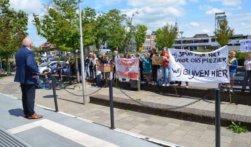 <p>Wethouder Kraaijestein kreeg te maken met protesterende leerlingen van de Theo Thijssenschool, afgelopen juli voor het gemeentehuis.</p>