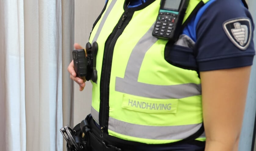<p>De handhavers in Zuidplas werden in juli uitgerust met bodycams. (foto: archief)</p>
