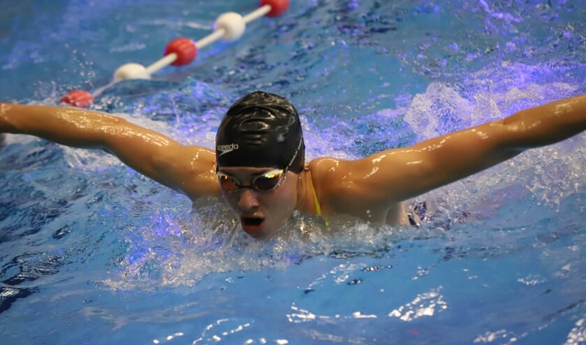 Zwemtopper Angelique van Vark moet het met twee keer driekwartier training doen.
