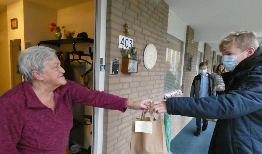 <p>Gerrie Paling krijgt de soep aangereikt van Bart den Dekker.</p>