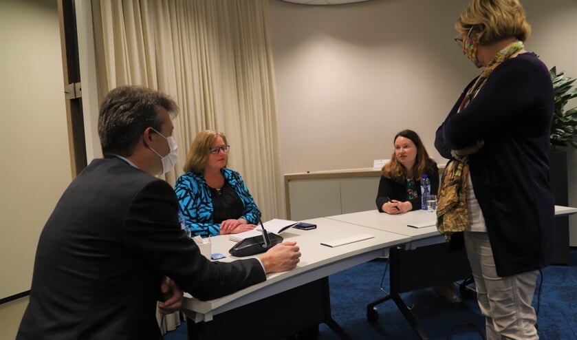 <p>Van links naar rechts: Martijn Kortleven, Brigitte Leferink en Kirsten Schippers. De gemeentesecretaris kijkt toe.</p>
