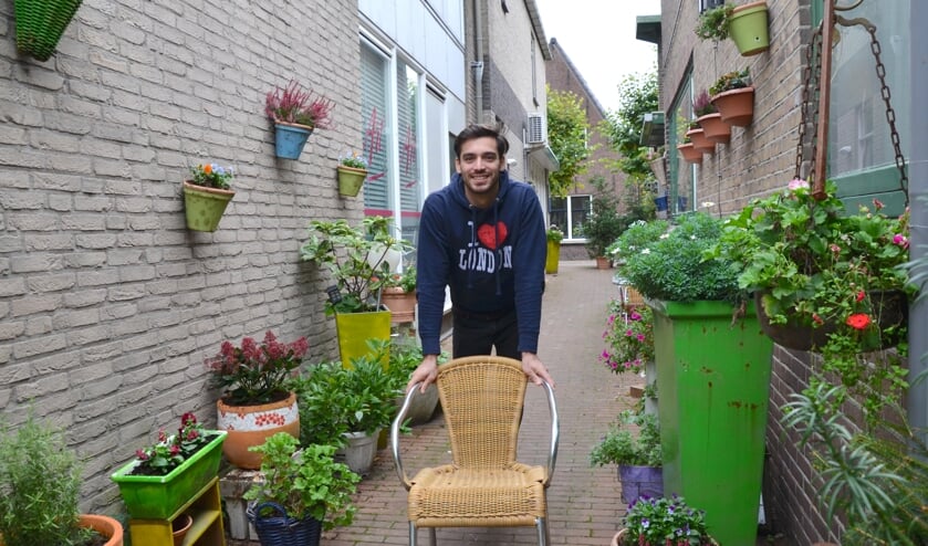<p>Luciano Marfella schreef zijn boekje in de hoop dat pubers meer gaan lezen. (foto en tekst: Judith Rikken) </p>