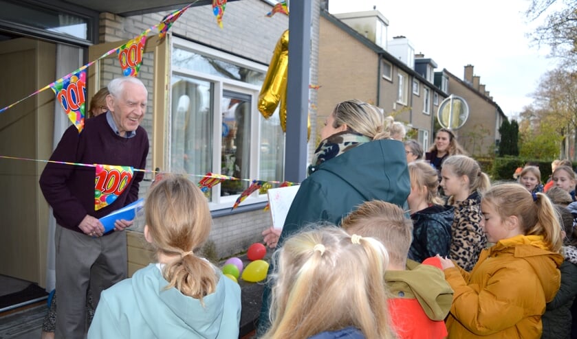 <p>Aan het Kerkepad werd gezongen en vielen honderden verjaardagskaarten door de brievenbus.</p>