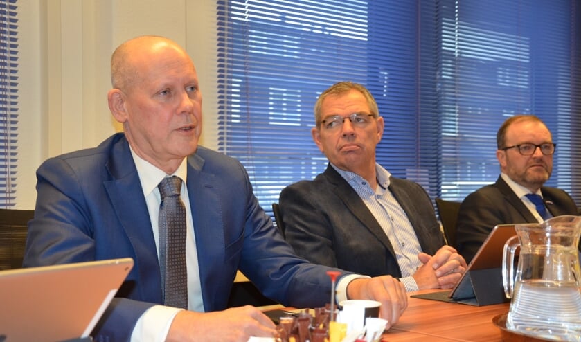 <p>In een vertrouwelijke brief heeft Hordijk (links) aan de raad zijn persoonlijke omstandigheden toegelicht.</p>