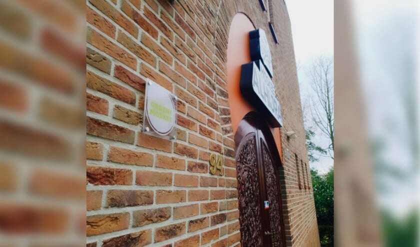 <p>Aan de buitenmuur van de moskee hangt het bewijs.</p>