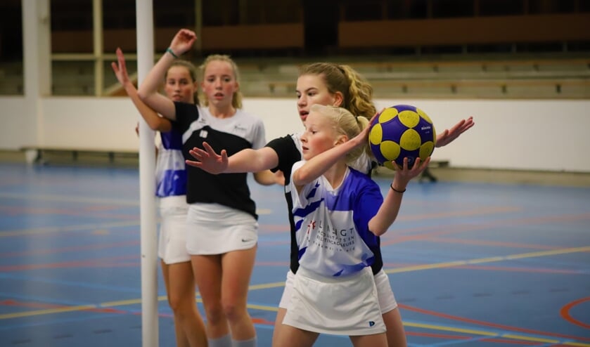<p>Korbis kijkt goed welke teams aan elkaar gekoppeld kunnen worden.</p>