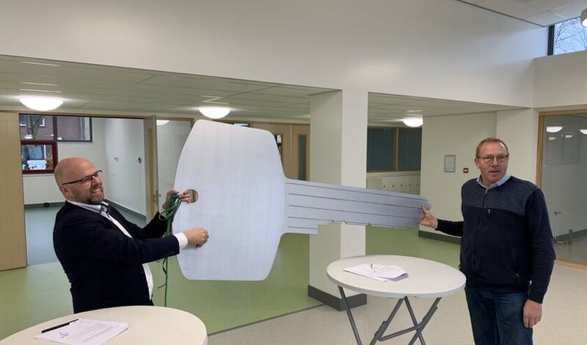 <p>Schooldirecteur Damsteeg en de projectleider van Boer Bouw openden symbolisch het nieuwe schoolgebouw, in november vorig jaar.</p>