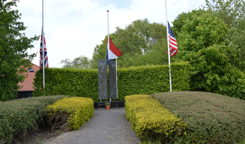 De Nederlandse driekleur en de Amerikaanse en Engelse vlag wapperden woensdag 29 april bij het monument.