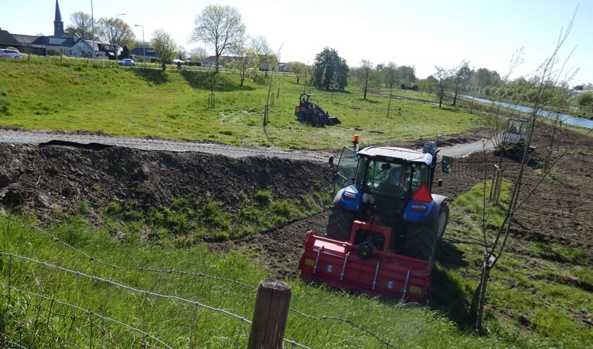 Er wordt gewerkt aan de aanleg van een wandelpad.
