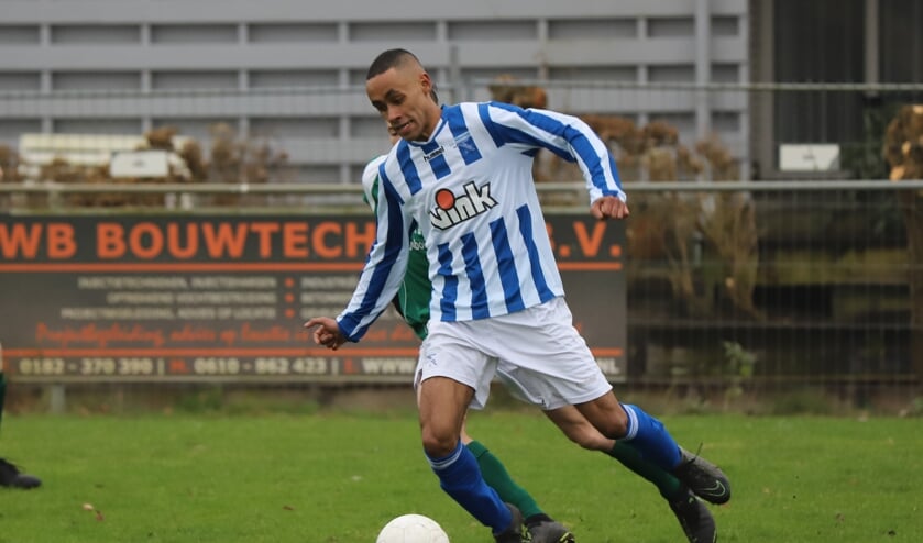 Djazz Manusama ruilt het blauw en wit in voor het rood en wit van het Krimpense Dilettant.