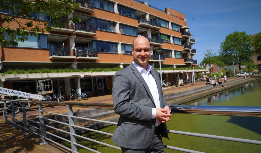 Wethouder Jan Willem Schuurman bij winkelcentrum Dorrestein in Nieuwerkerk aan den IJssel.