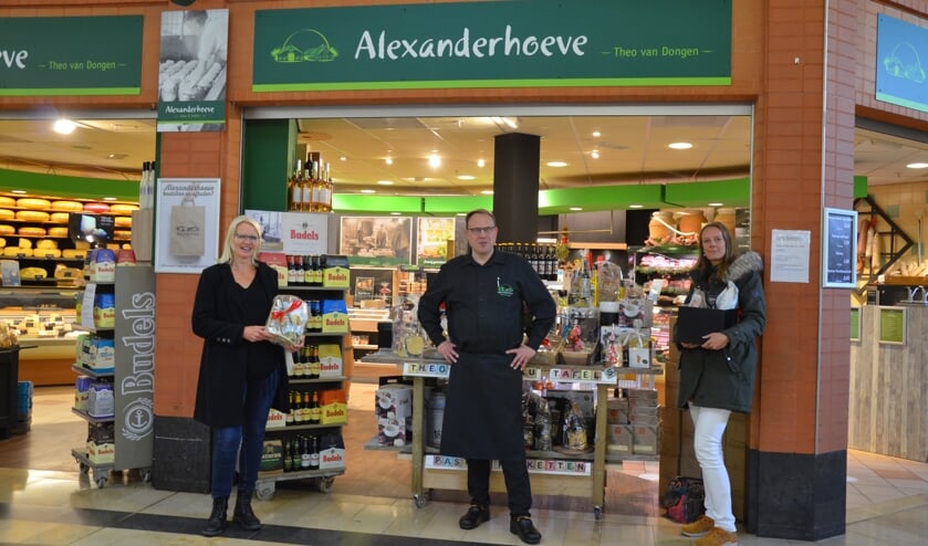 Voor zijn winkel was voldoende ruimte voor Van Dongen om op gepaste afstand te poseren met twee van de drie prijswinnaars.