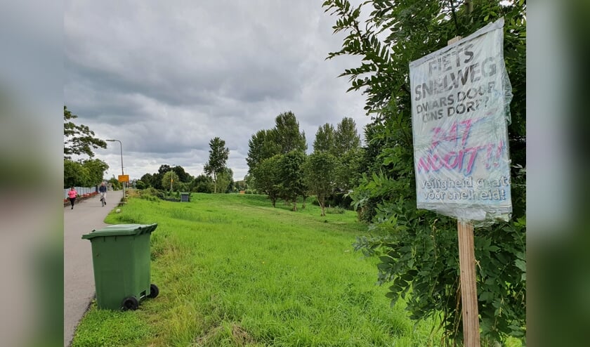 Op de Oost Ringdijk laten tegenstanders weten geen snelfietsroute door Moordrecht te willen.