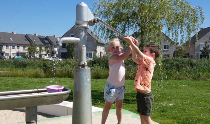 Met vereende krachten krijgen Lisa en Lucas de waterstroom op gang.