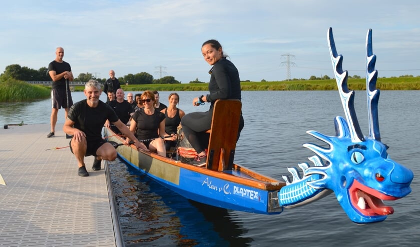 Drakenbootteam The Collective met voorop Ashley Beringer en gehurkt Erik Kruse.
