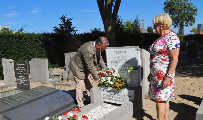 Burgemeester Han Weber en Ardien den Toom, het nichtje van Arie den Toom, bij zijn graf.