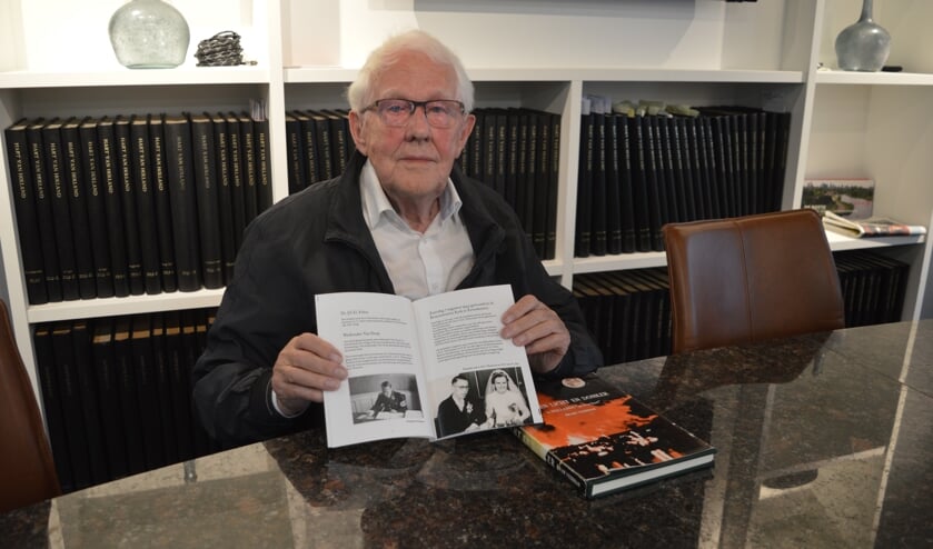 Veerman met zijn nieuwste, en oudste boek over de oorlog in Zevenhuizen.