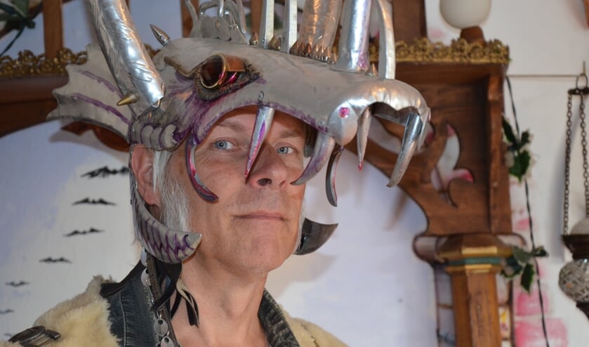 Ed Vieveen met zijn zelfgemaakte masker van aluminium.