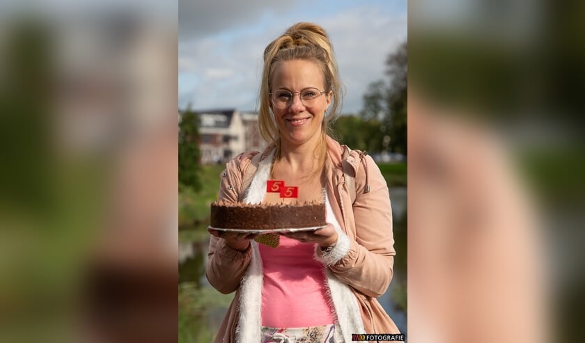 Nadine Stofberg won met haar taart de wedstrijd 'Waddinxveen Bakt!'