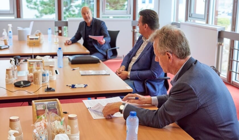 René Mascini (rechts) zette ook zijn handtekening onder het contract voor de komende vijf jaar. (foto: Frank Penders)