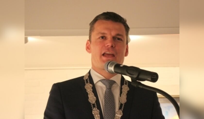 burgemeester Nieuwenhuis. (foto archief Hart van Holland)
