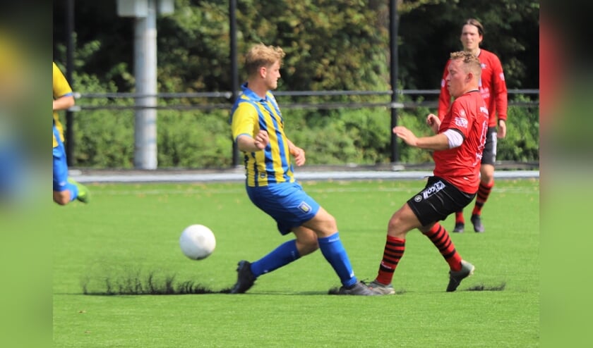 Remco Langerveld in actie in de eerste oefenwedstrijd tegen Hillegersberg, waarin hij geblesseerd raakte.