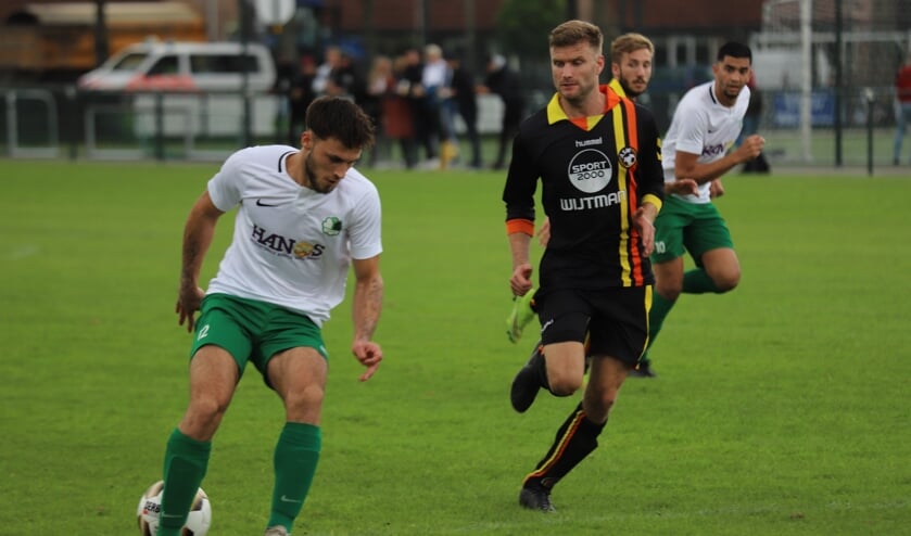 Een ‘normaal’ beeld uit de derby: Be Fair heeft de bal en ASW loopt er achteraan. (tekst en foto: Erik van Leeuwen)