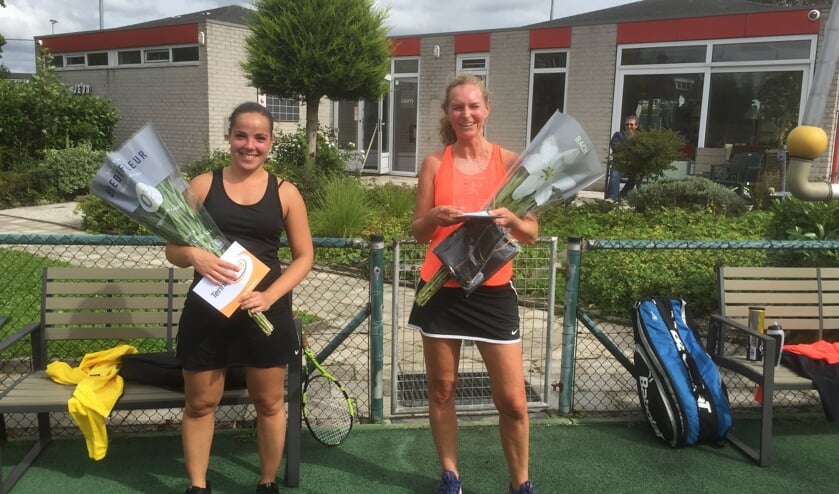 Valerie Krijgsman (l) en Monique Vos, de finalisten van het damesenkelspel.
