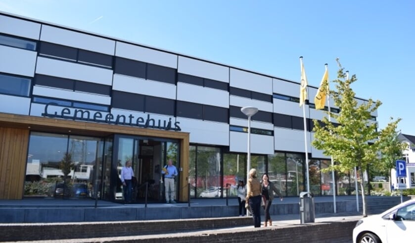 Het gemeentehuis van Waddinxveen waar woensdagavond een spoeddebat werd gehouden. (archieffoto: Hart van Holland)