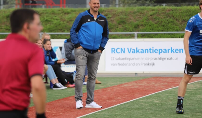 Leon Simons kijkt tevreden toe hoe zijn pupillen ook gehakt maken van KVA.