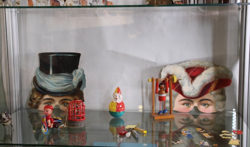 Een deel van een vitrine uit de tentoonstelling over speelgoed door de jaren heen.