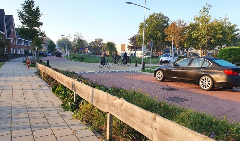 Op de Koningsspil is het twee keer per dag, bij het beginnen en het uitgaan van de scholen, erg druk. (foto: Judith Rikken)