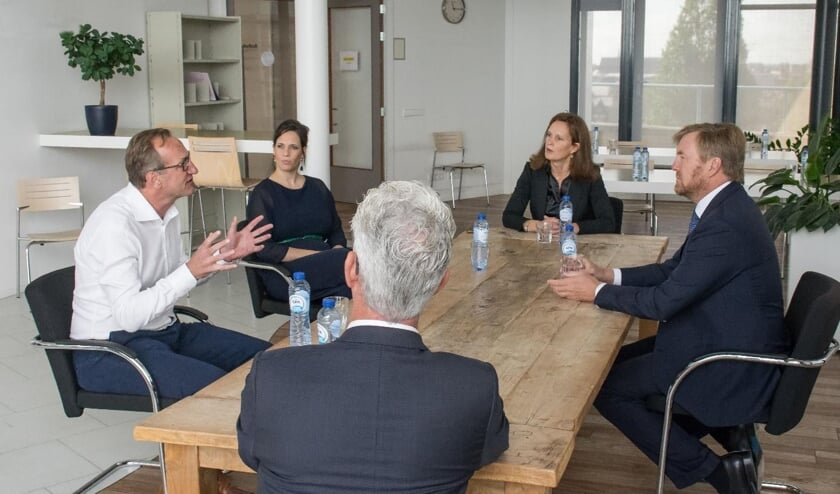 De koning sprak met bron- en contactonderzoekers, artsen en de directeur van de GGD.