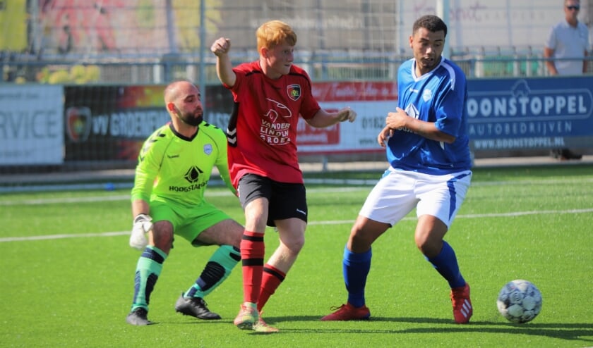 De 1-0 van Groeneweg in de maak: Rick Sleeuwenhoek doet het voorbereidende werk voor doelpuntenmaker Mike Karreman.