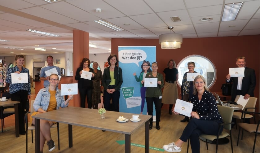 <p>Medewerkers van Zorgpartners tonen ieder een bronzen certificaat dat bij alle centra komt te hangen.</p>