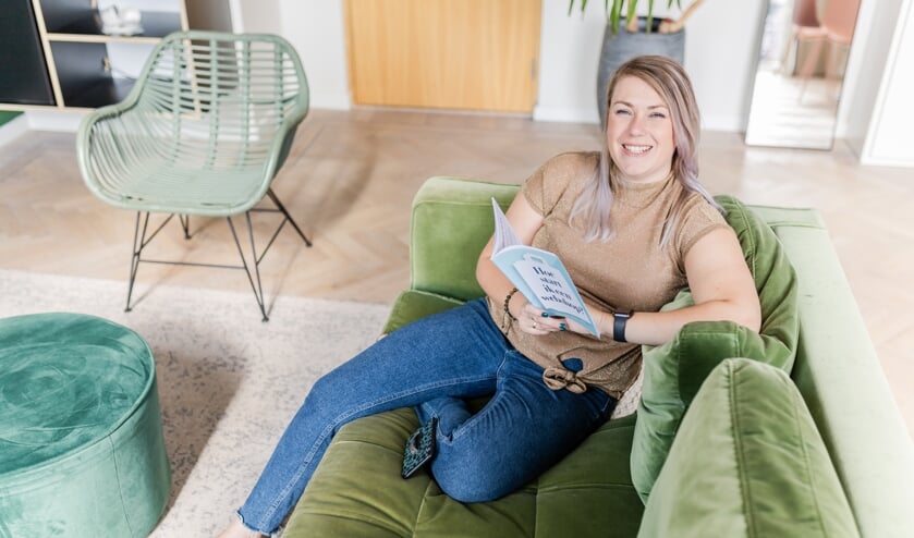 <p>Stefanie van Pelt met haar boek 'Hoe start ik een webshop?'</p>