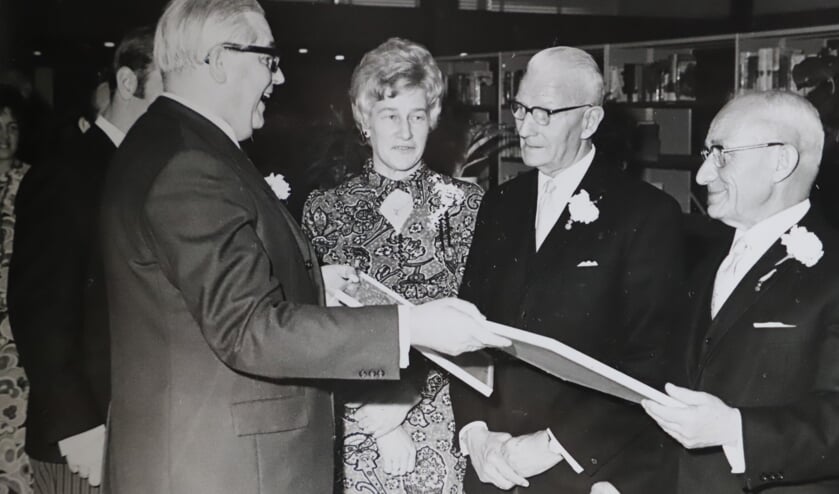 <p>Oprichters Bontenbal en Alblas kregen bij het 50-jarig bestaan in 1971 een onderscheiding.</p>
