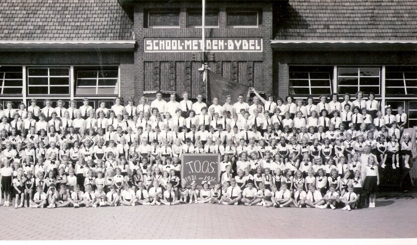 <p>Op de foto met de hele club in 1951, het jaar dat TOOS dertig jaar werd.</p>