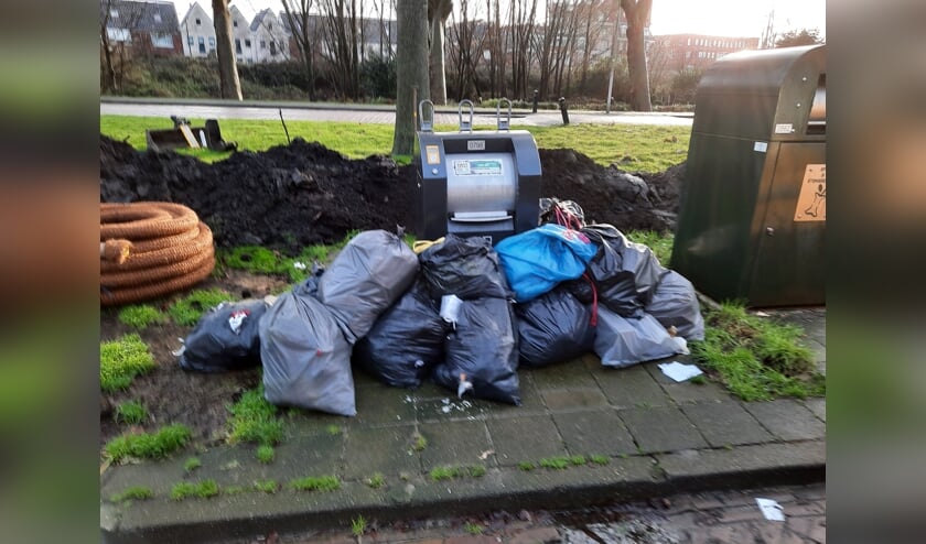 <p>De groeiende stapel afvalzakken.</p>