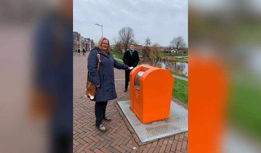 <p>Wethouder Brigitte Leferink en Linda Boot, directeur van Cyclus, namen de pmd-container officieel in gebruik.</p>