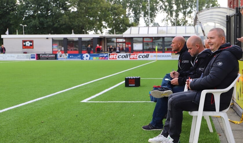 <p>Ron Luijten op de bank aan het begin van dit seizoen.</p>