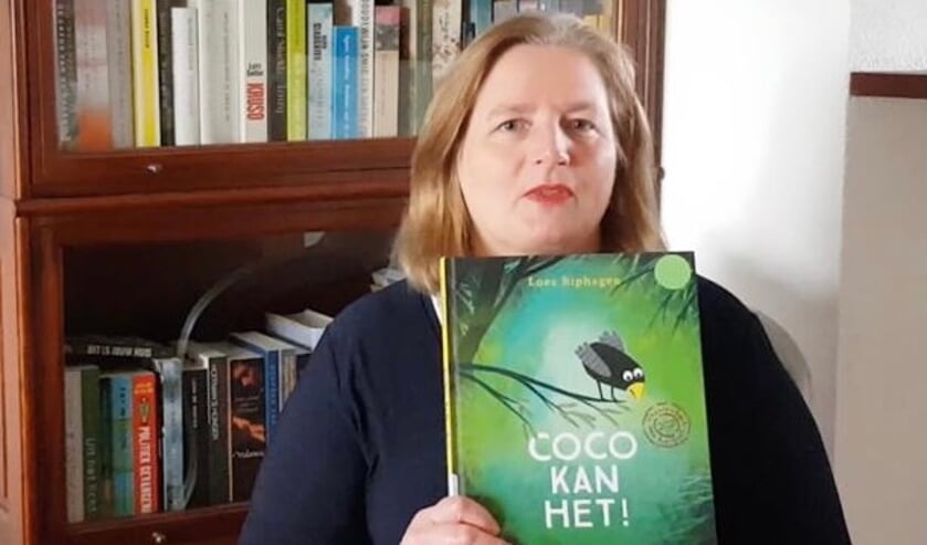 <p>Wethouder Brigitte Leferink leest online voor.</p>