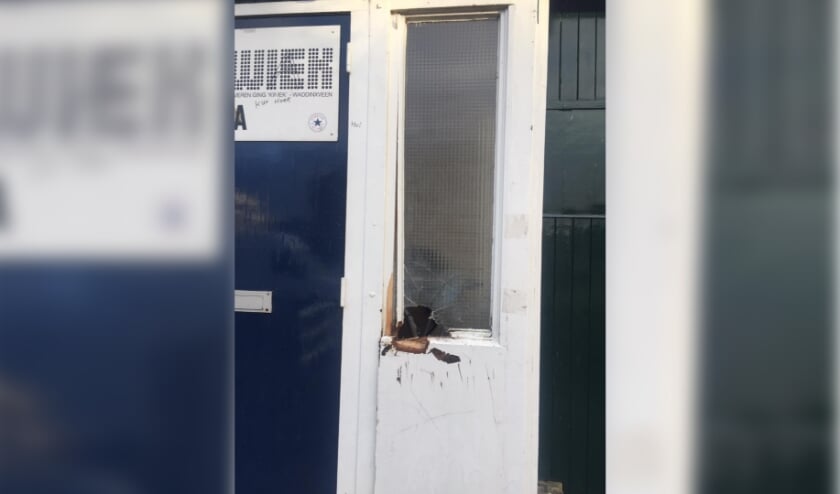<p>Het clubgebouw van Kwiek is beschadigd. (tekst: Erik van Leeuwen/foto: Kwiek)</p>