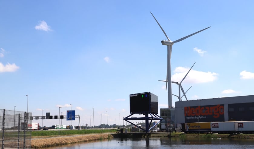 <p>'Zonnepanelen op daken van bedrijven en op de hoeken van bedrijfsterreinen windturbines.'</p>