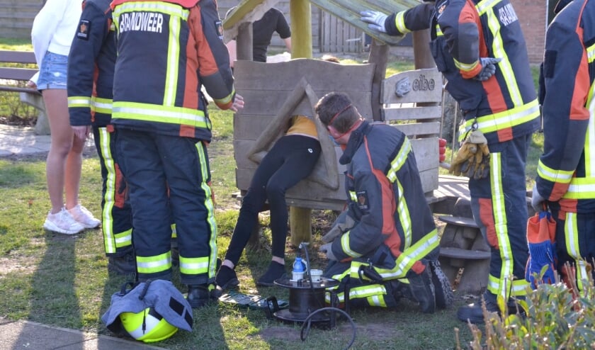 <p>Het meisje zat vast in een speeltoestel en moest door de brandweer bevrijd worden. (Foto: AS Media) </p>
