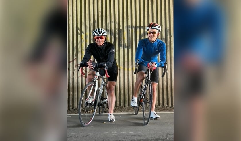 <p>Pieter Westdijk (links) en Jasper Hulst gaan samen de Mont Ventoux op in september.</p>