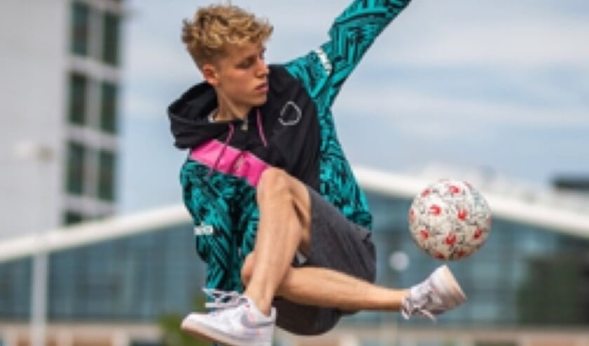 <p>Op het kunstgrasveld bij het zwembad kan voetvolley worden gespeeld en geeft Bailey de Regt een demonstratie en clinic.</p>